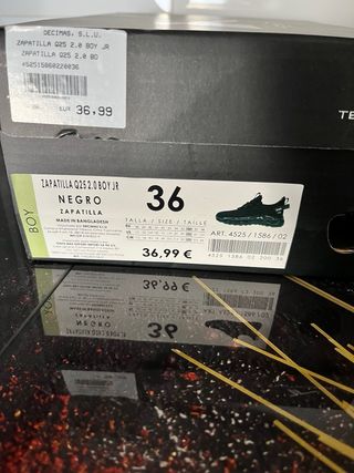 Zapatillas casual niño Tenth negras y azules.