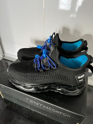 Zapatillas casual niño Tenth negras y azules.