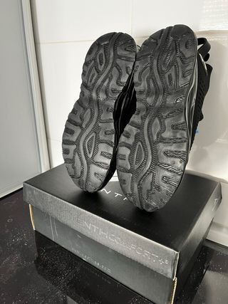 Zapatillas casual niño Tenth negras y azules.