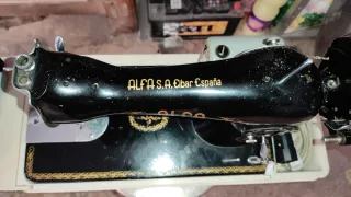 Máquina de coser Alfa antigua