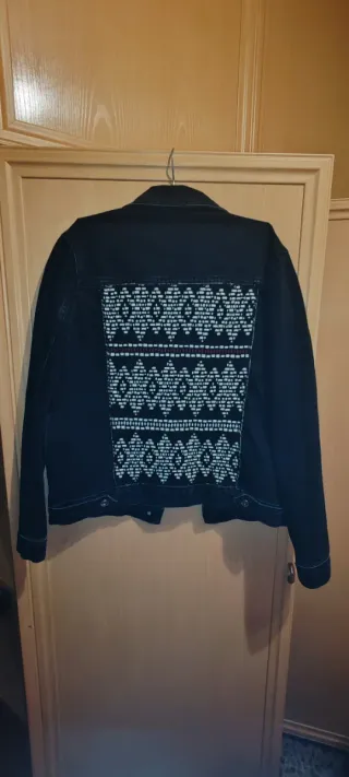 Chaqueta tejana negra con bordado