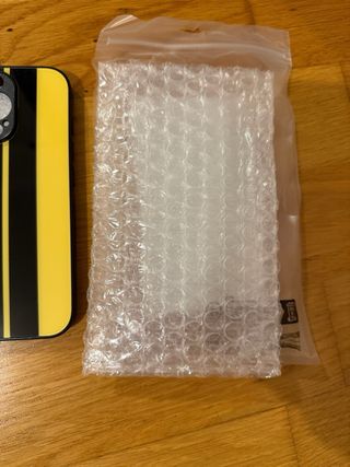 Funda iPhone 16 Pro Rayas Amarillas/Negras