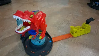 Pista Hot Wheels Dinosaurio Rojo y Tren Amarillo