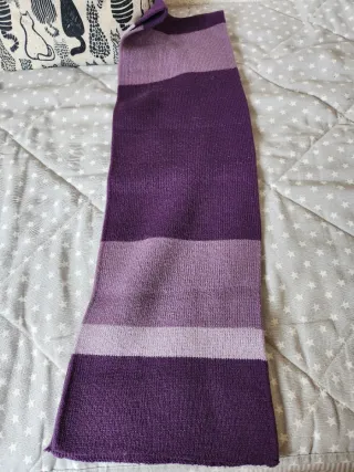 Bufanda morada a rayas