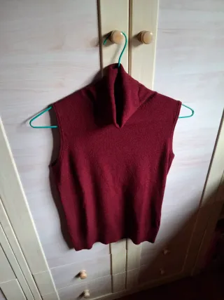 Top Zara sin mangas cuello alto rojo burdeos