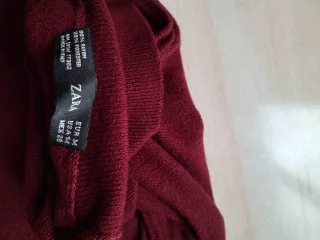 Top Zara sin mangas cuello alto rojo burdeos