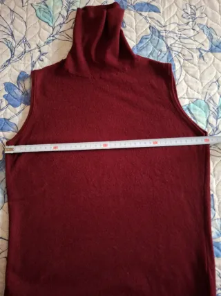 Top Zara sin mangas cuello alto rojo burdeos