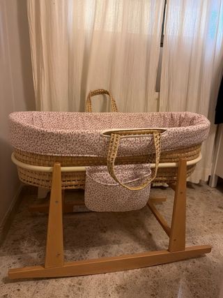 Moisés de ratán con patas mecedora