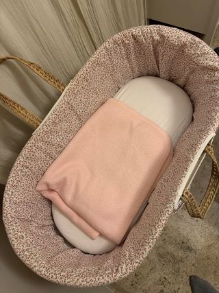 Moisés de ratán con patas mecedora