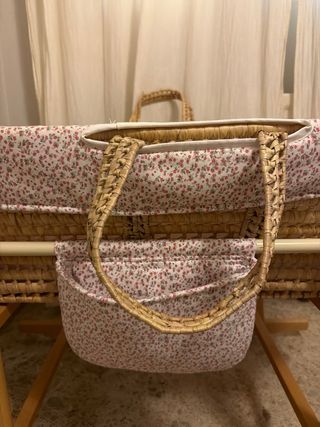 Moisés de ratán con patas mecedora