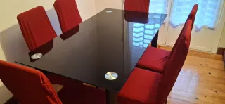 Mesa de comedor negra con sillas rojas