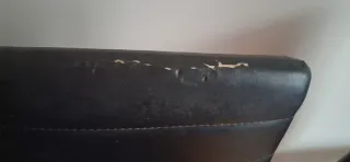 Mesa de comedor negra con sillas rojas