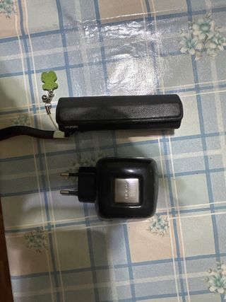 Nokia 7280 con funda y cargador original