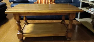 Mesa de salón de madera