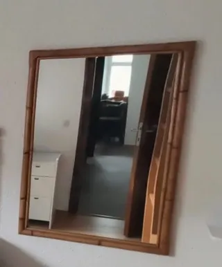 Estantería de bambú con espejo