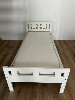 Cama infantil blanca con ovejas