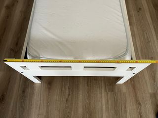 Cama infantil blanca con ovejas