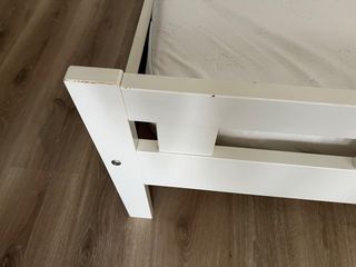 Cama infantil blanca con ovejas