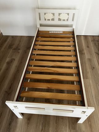 Cama infantil blanca con ovejas