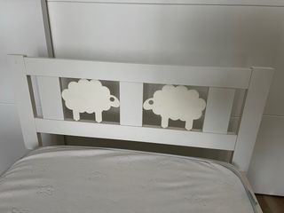 Cama infantil blanca con ovejas