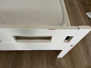 Cama infantil blanca con ovejas