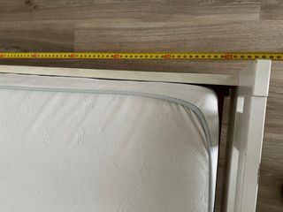 Cama infantil blanca con ovejas