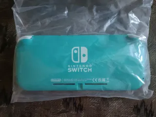Nintendo Switch Lite + Cargador + Caja + Juego
