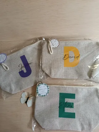 Neceseres personalizados para invitados