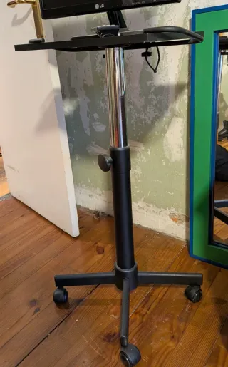 Mesa ajustable con pantalla LG