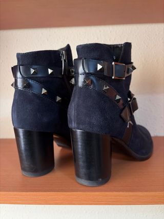 Botines negros con tachuelas