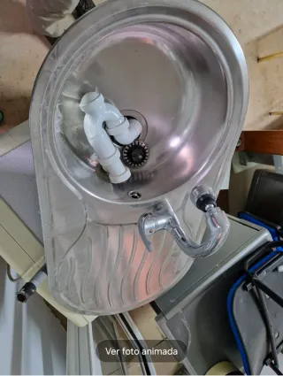 Fregadero redondo con grifo y desagüe