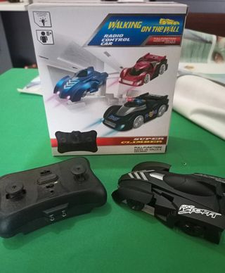 Auto radiocomandata che cammina sui muri