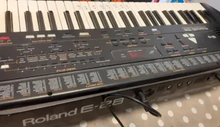 Roland E-28 Sintetizador
