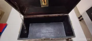 Baúl antiguo hecho a mano