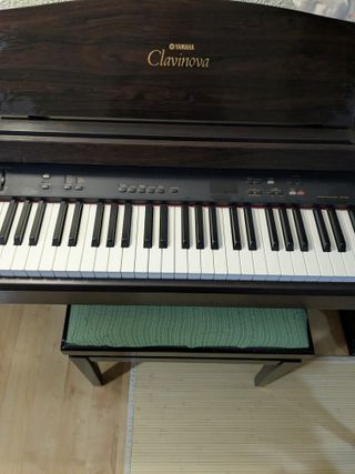 Piano digital Yamaha Clavinova CLP-820 y banqueta