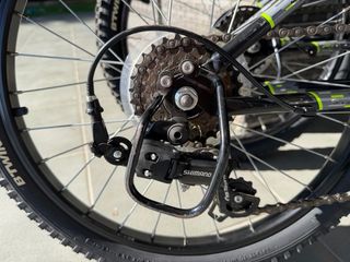 Bicicleta junior 6 marchas + casco