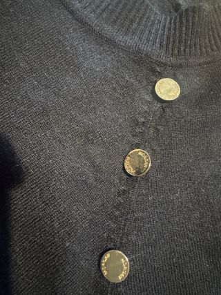 Suéter Morgan Negro con Botones Dorados