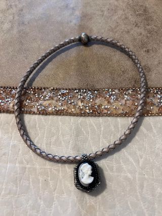 Camafeo clásico de bisutería con cordón trenzado