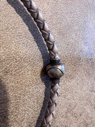 Camafeo clásico de bisutería con cordón trenzado