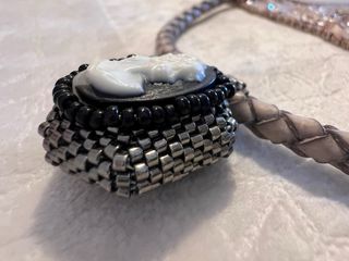 Camafeo clásico de bisutería con cordón trenzado