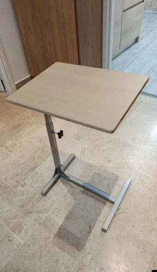 Mesa auxiliar madera y metal ajustable