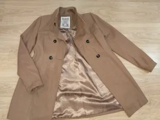 Abrigo beige doble botonadura