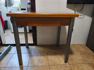 Conjunto mesa cocina y taburetes.