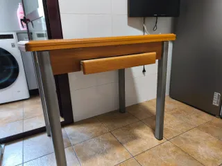 Conjunto mesa cocina y taburetes.