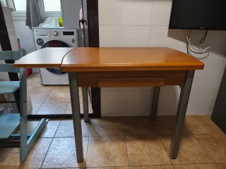 Conjunto mesa cocina y taburetes.