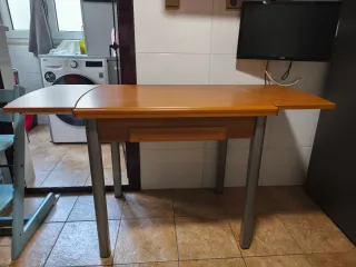 Conjunto mesa cocina y taburetes.