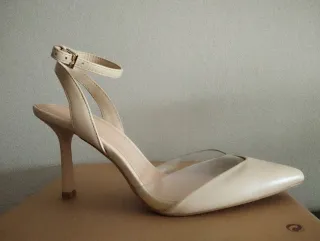 Zapatos destalonados beige con tira