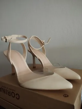 Zapatos destalonados beige con tira