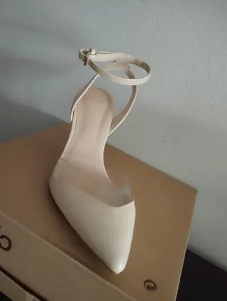 Zapatos destalonados beige con tira