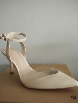 Zapatos destalonados beige con tira